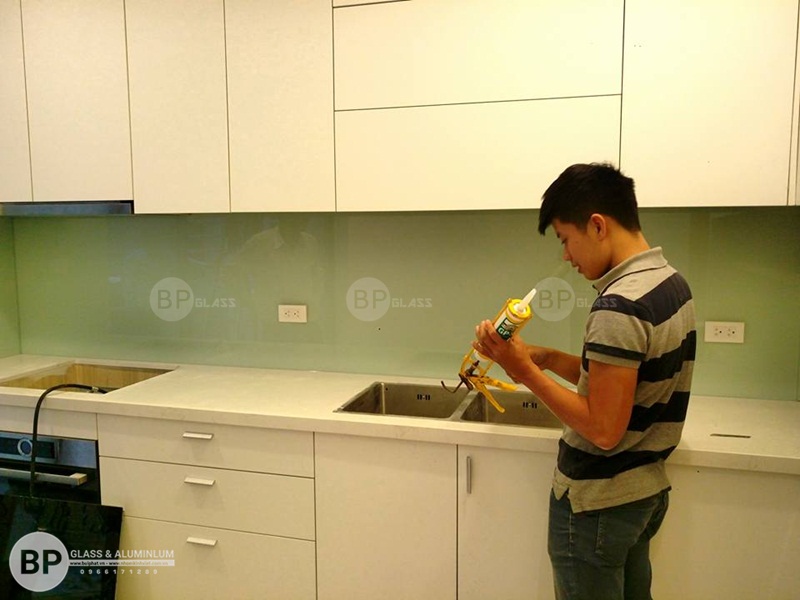 Lắp kính bếp anh Thuận số 9 Nhà Vườn 10 Kđt Yên Xá